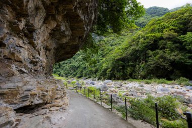 Tayvan Hualien 'daki Taroko Ulusal Parkı' ndaki Shakadang Patikası 