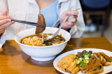 Restorandaki etli eriştenin tadını çıkar.