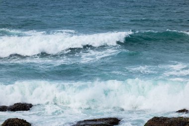 Deniz kıyısında büyük dalgalar