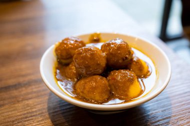 Körili balık köftesi servis edilir.