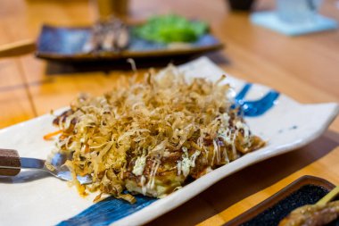 Kızarmış erişteli Japon restoranı Okonomiyaki 