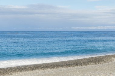 Mavi gökyüzü ve Tayvan 'da güneşli bir günde kumsal