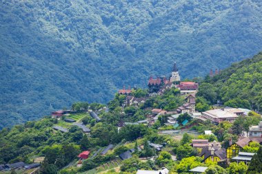 Tayvan Qingjing Çiftliği dağın ötesinde.