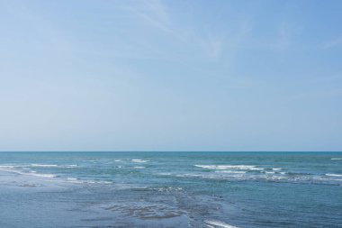 Açık mavi gökyüzü ve deniz
