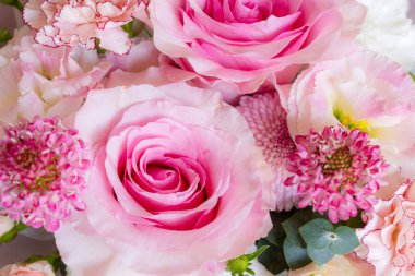 Güllü güzel çiçek buketi