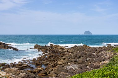 Kayalık kayanın üzerinde okyanus dalgaları