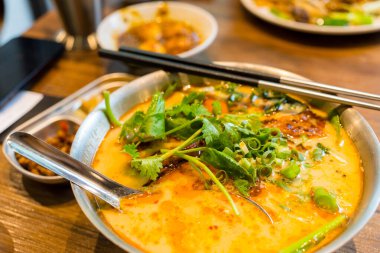 Lokantada Laksa çorba kasesi 