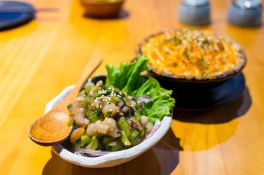 Kalamar ve wasabi aperatifi karışımı.