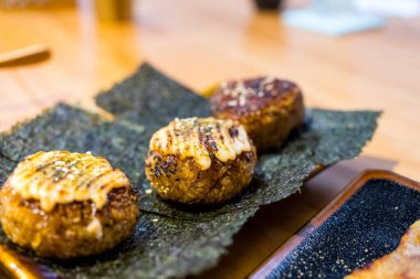 Restoranda ızgara pirinç topu var.