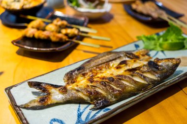 Tabakta ızgara balık.