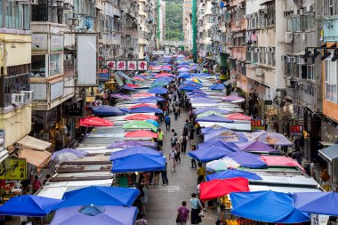 Hong Kong 25 Nisan 2024: Mong Kok bölgesinde Fa Yuen Caddesi