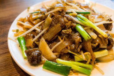 Hong Kong usulü kızarmış etli erişte.