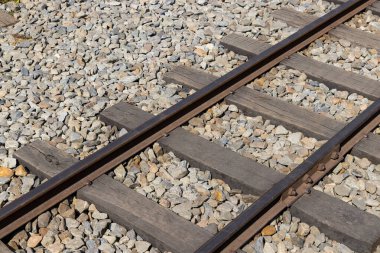 Kaya ve taşla tren yolu