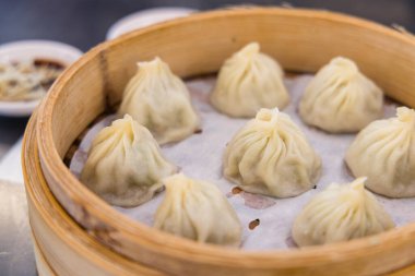 Restoranda Çin usulü çorba ekmeği.