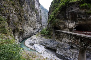 Hualien Tayvan 'daki Taroko Ulusal Parkı' nda yürüyüş yolu.