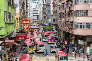 Hong Kong 23 Haziran 2023: Hong Kong 'da trafik sıkışıklığı olan Mong Kok bölgesi