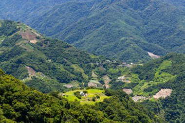 Qingjing çiftliğinde güzel bir dağ manzarası.