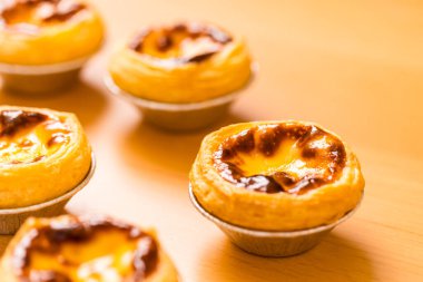 Bir yığın Portekiz yumurtalı turtası.