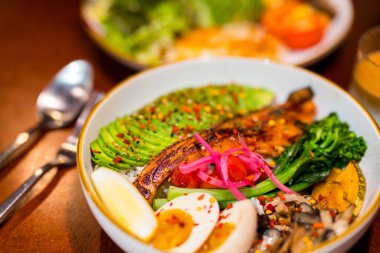 Bütün gün kahvaltıda avokado tabağı.