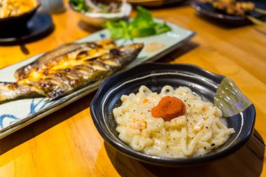 Lokantada balık yumurtası tabağı var.