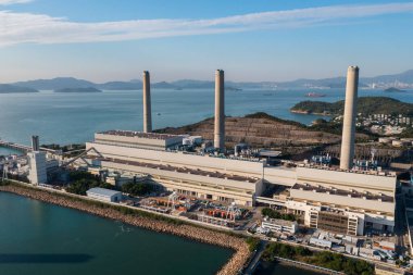 Hong Kong 'un Lamma Adası' ndaki bir kömür santralinin en üst görüntüsü.