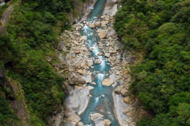 Tayvan 'daki Hualien Taroko Ulusal Parkı' ndaki kanyondan geçen nehir.