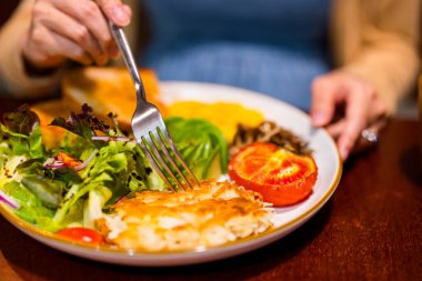 Bütün gün kahvaltıda avokado tabağı.