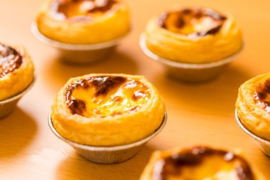 Bir yığın Portekiz yumurtalı turtası.