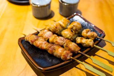 Tabakta ızgara et şişi.