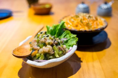 Kalamar ve wasabi aperatifi karışımı.