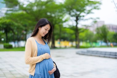 Hamile kadın, parktaki göbeğe bak.