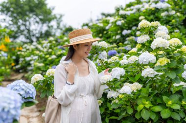 Hamile kadın ortanca çiftliğini ziyaret ediyor.