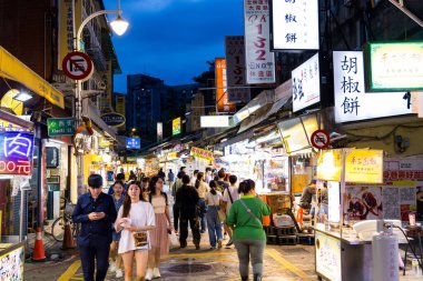 Taipei, Tayvan, 20 Haziran 2024: Taipei şehir sokağı, gece