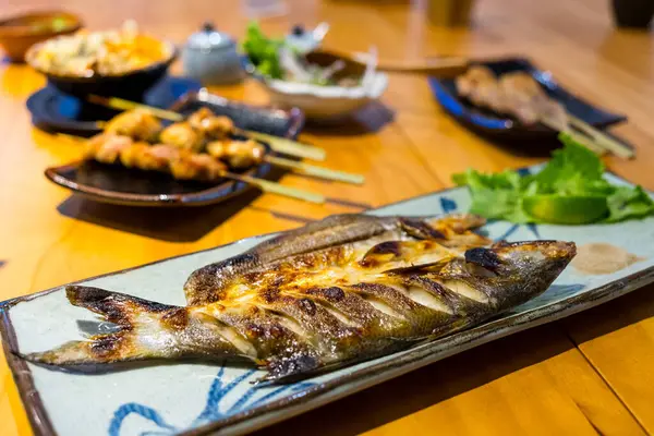 Tabakta ızgara balık.