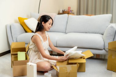 Hamile anne, bebeği için paketi evde bırak.