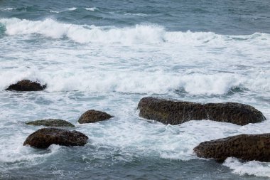 Büyük deniz dalgaları kıyıya vuruyor.