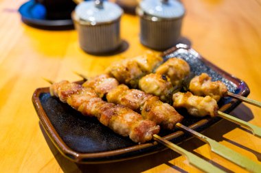 Tabakta ızgara et şişi.