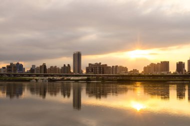 Tayvan 21 Haziran 2024: Dadaocheng Rıhtımı akşam saatlerinde