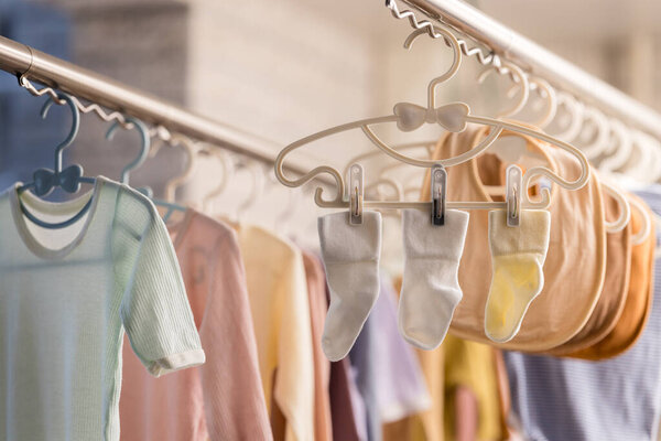 Детская одежда висит на балконе после стирки