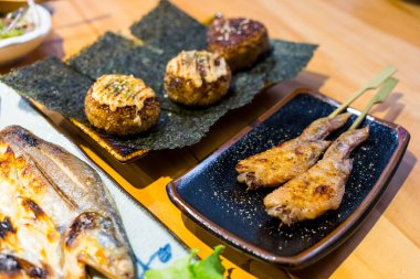 Restoranda ızgara pirinç topu var.