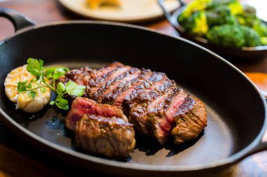 Biftek dilimlenmiş orta pişmiş.