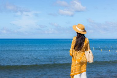 Turist kadın, deniz kıyısına bak.