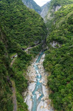 Tayvan 'daki Hualien Taroko Ulusal Parkı' ndaki kanyondan geçen nehir.
