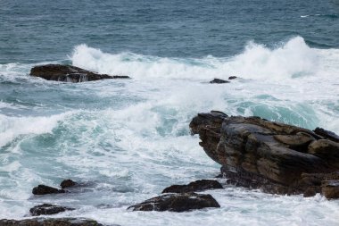 Büyük deniz dalgaları kıyıya vuruyor.