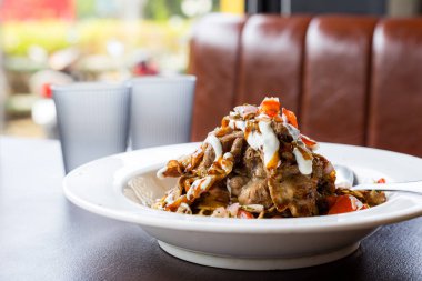 Restoranda domates soslu etli makarna.