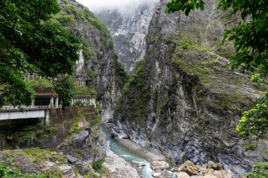 Hualien Tayvan 'daki Taroko Ulusal Parkı' nda yürüyüş yolu.