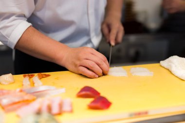 Japon şef restoranda saşimi için hazırlan.