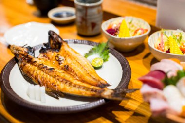 Restoranda ızgara Japon balığı var.