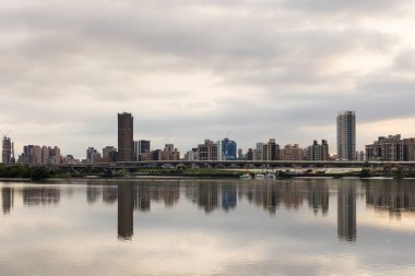 Gün batımında nehir kenarındaki Taipei şehrinde