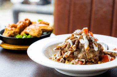 Restoranda domates soslu etli makarna.